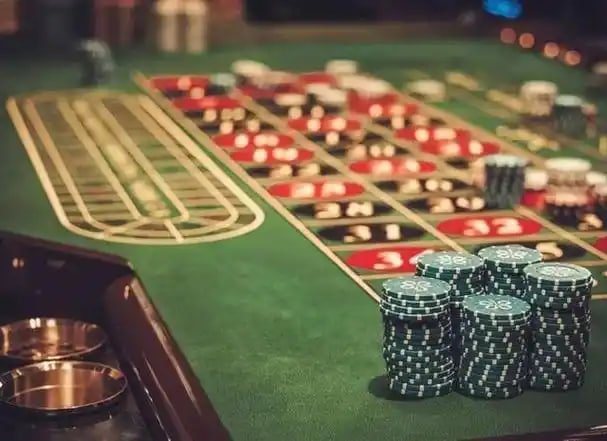 Antarmuka aplikasi mobile mpo8080 menampilkan meja roulette dealer langsung dengan kontrol streaming
